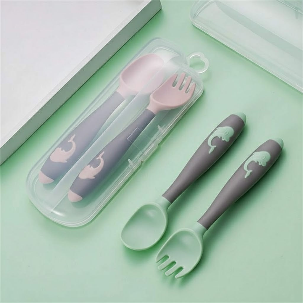 Träningssked för små barn händer