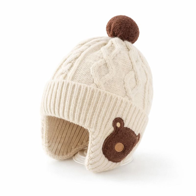 Stickade vintermössa med öronlappar