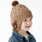 Stickade vintermössa med öronlappar