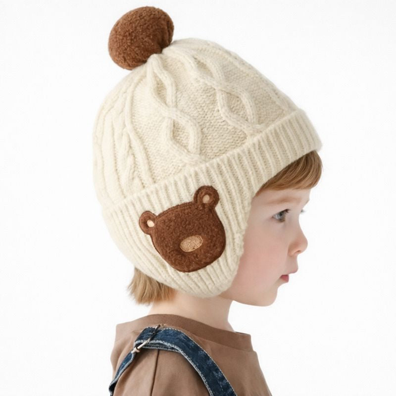 Stickade vintermössa med öronlappar