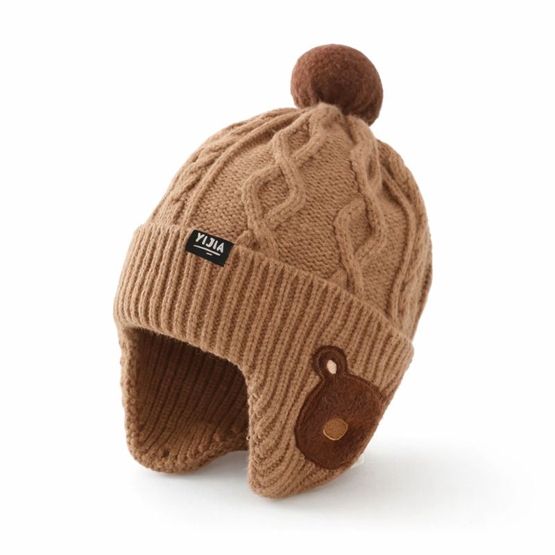 Stickade vintermössa med öronlappar