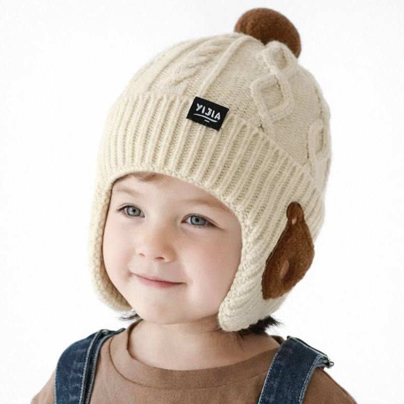 Stickade vintermössa med öronlappar