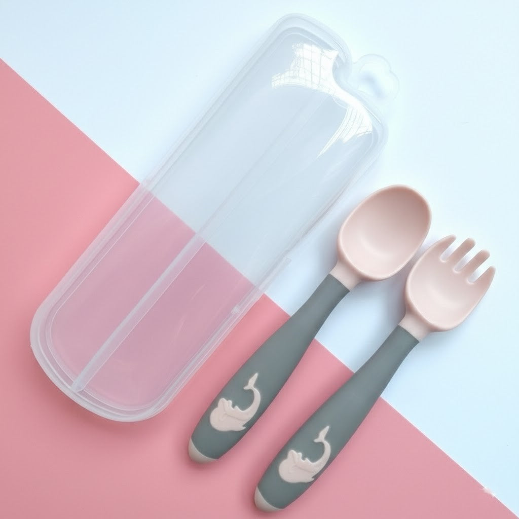 Träningssked för små barn händer