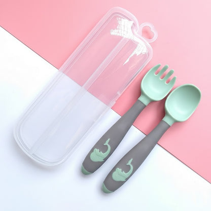 Träningssked för små barn händer